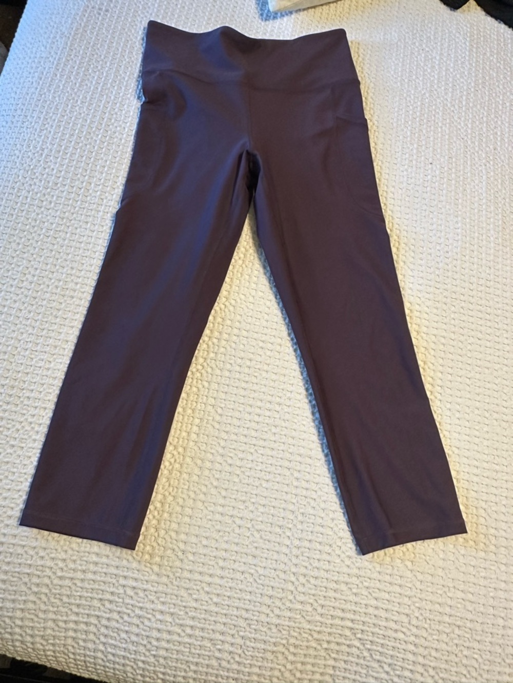 Old Navy Women’s High-Waist Performance Capri Leggings- Plum